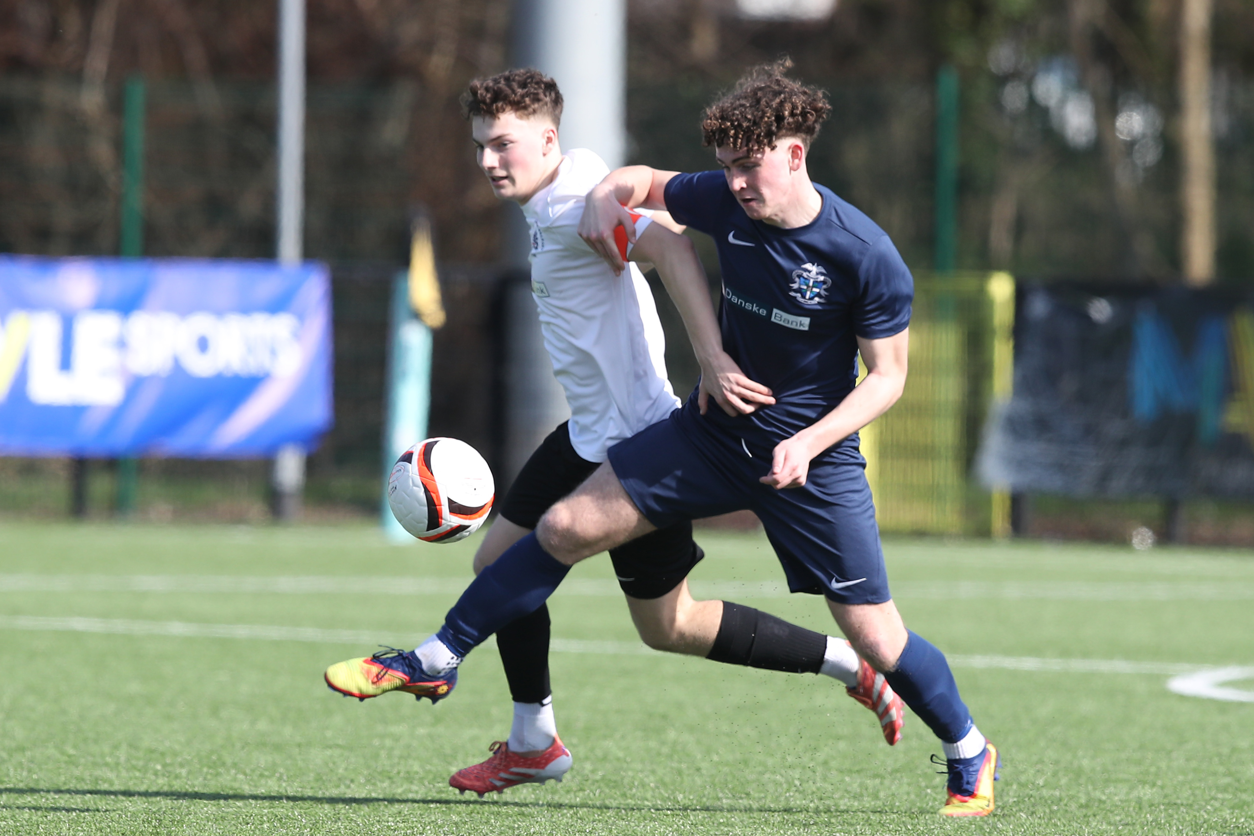 Post-primary players challenge for the ball
